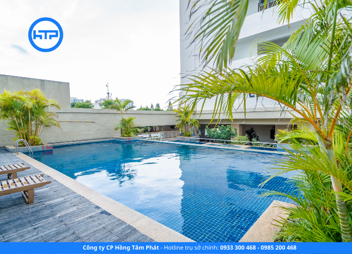 chà ron sàn gạch hồ bơi