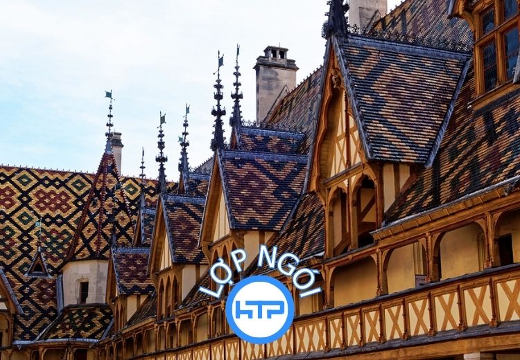 Phương án lợp ngói kiểu truyền thống mang lại vẻ đẹp cổ điển cho công trình